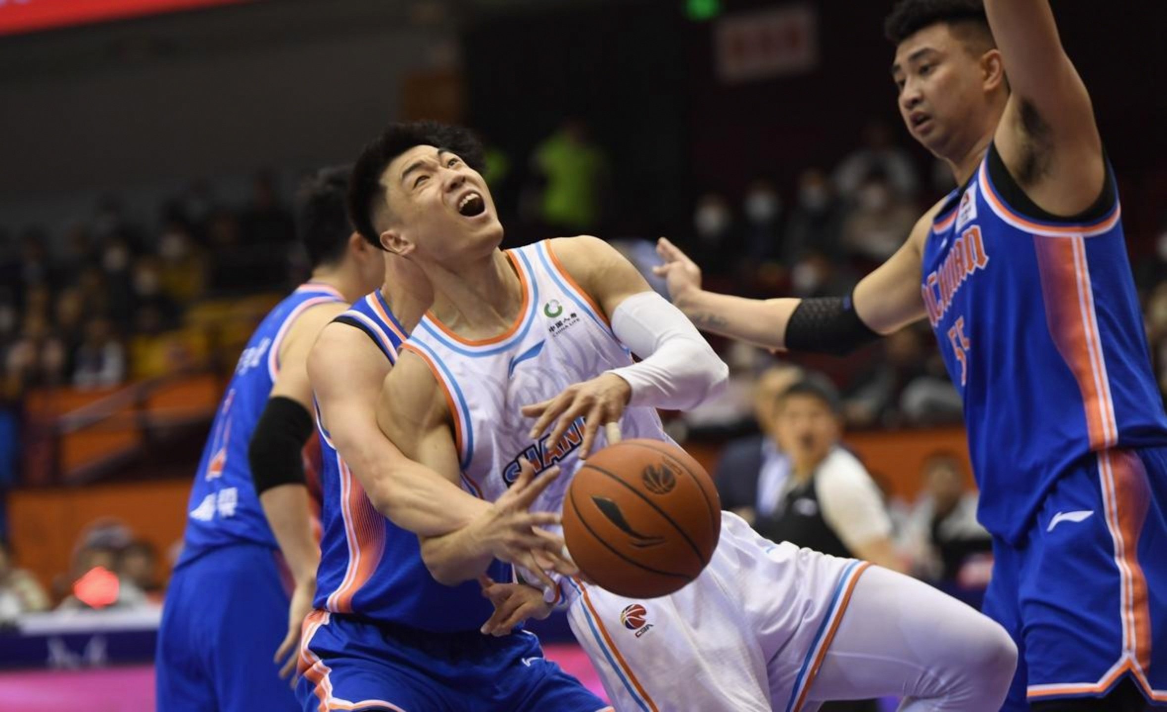 九游娱乐-太狠了！山东男篮围绕CBA季后赛更衣室发声广东宏远清晨造点机会，深圳男篮官宣签约备战德甲的简单介绍